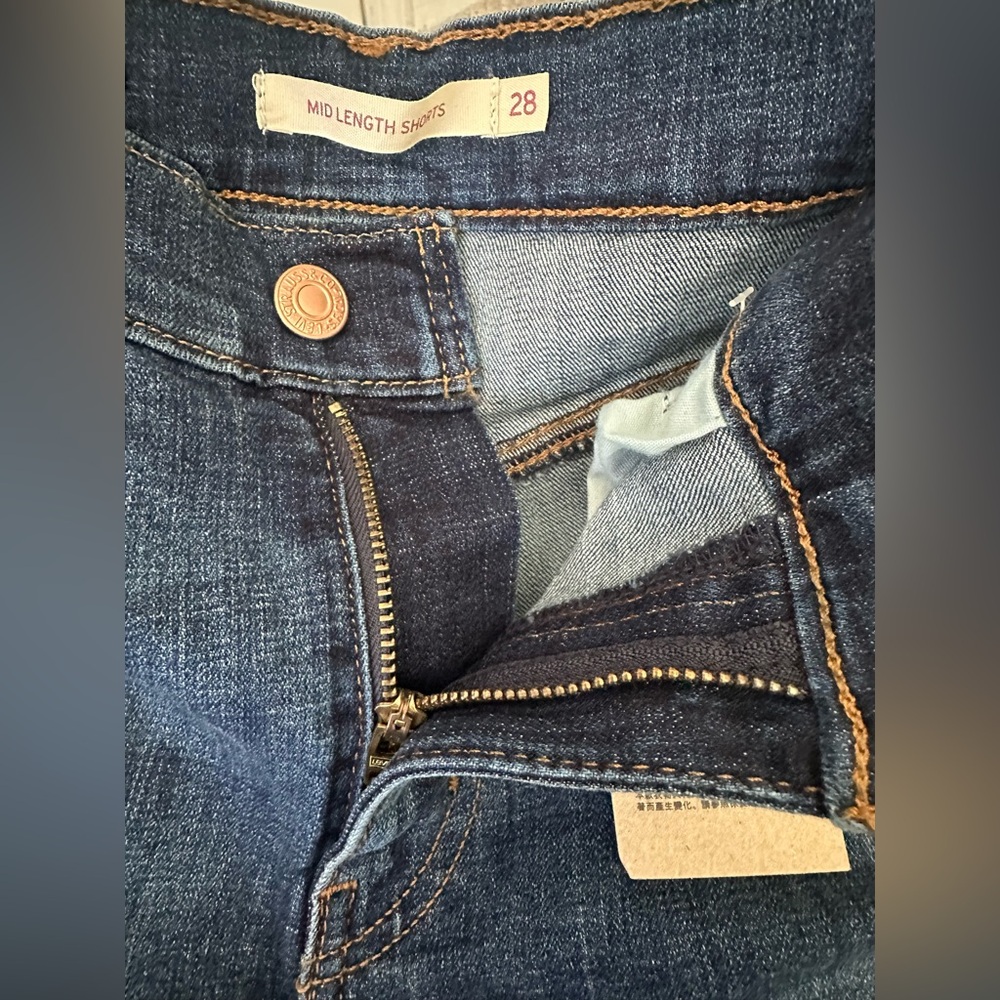 NWT Levi’s Mid-Length Shorts. Size 28. - Picture 10 of 10